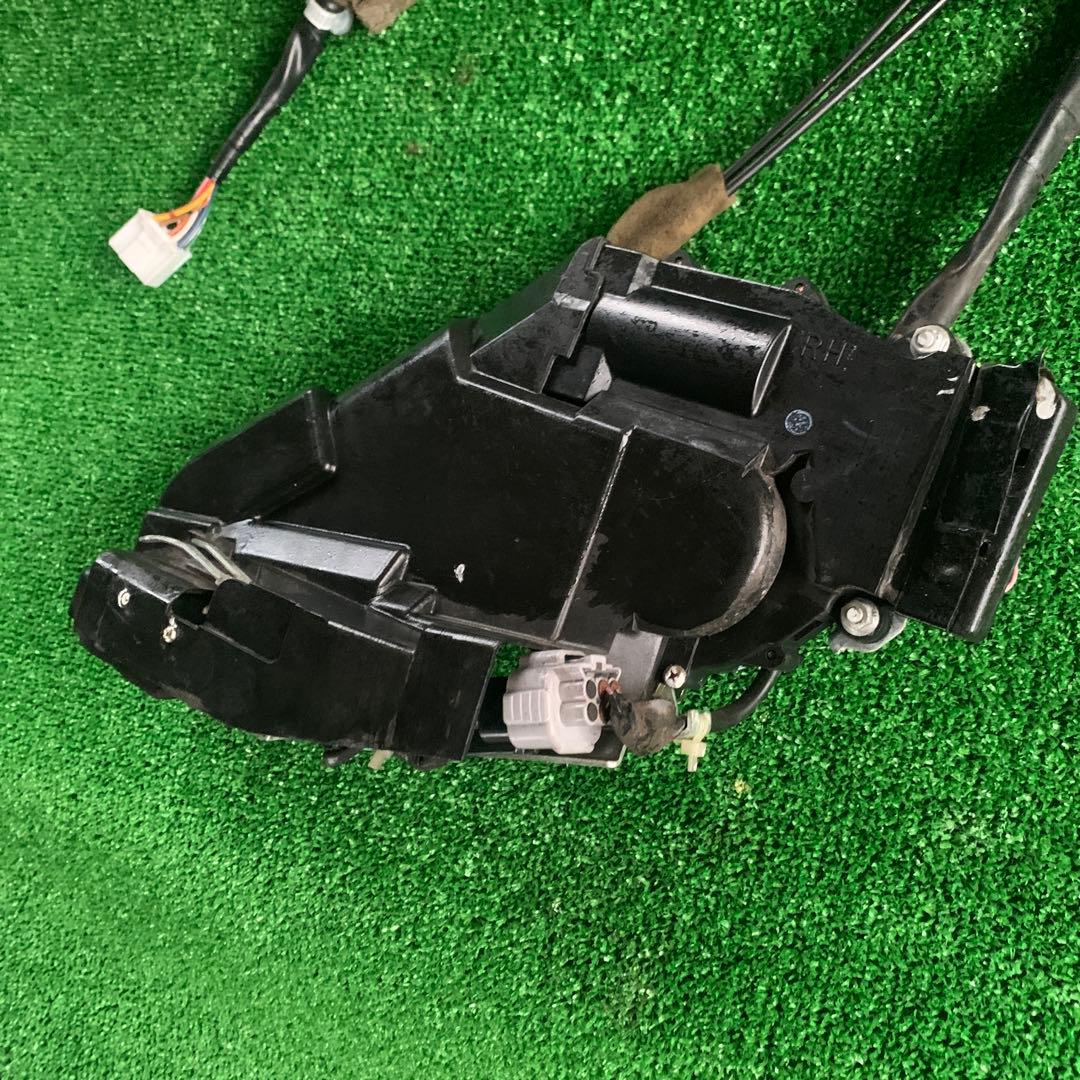 トヨタ　セルシオ　30 31 後期　純正ドアロックアクチュエーター右リア　中古品