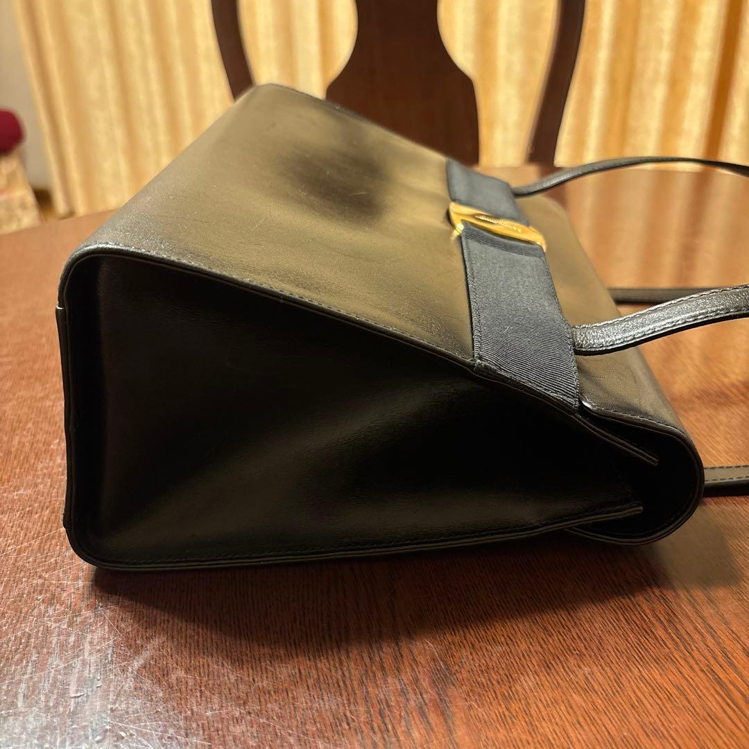 週末セール‼️フェラガモ ヴァラ　ショルダーバッグ　黒　大容量
