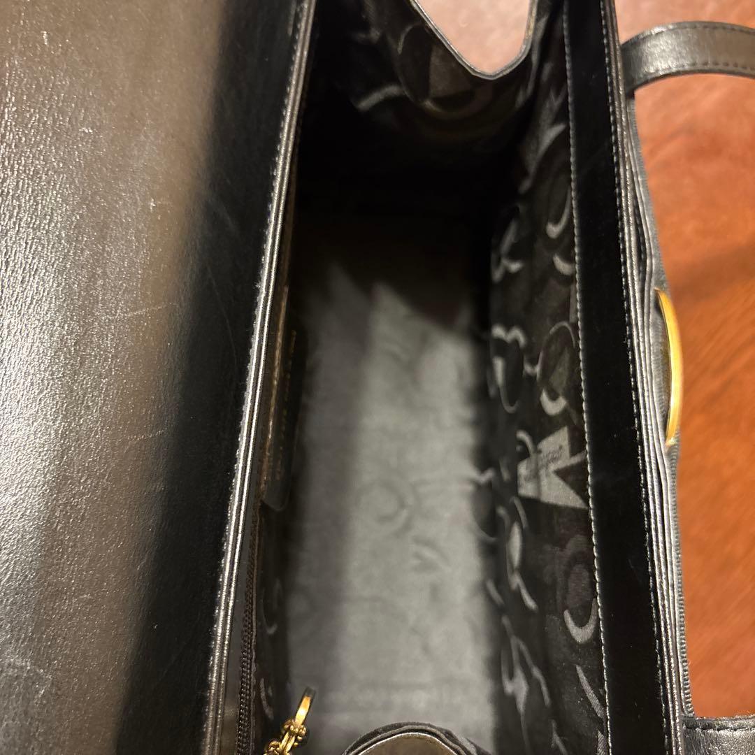 週末セール‼️フェラガモ ヴァラ　ショルダーバッグ　黒　大容量