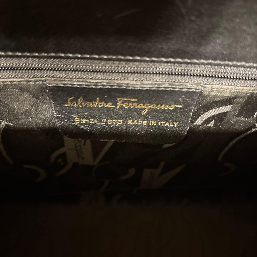 週末セール‼️フェラガモ ヴァラ　ショルダーバッグ　黒　大容量