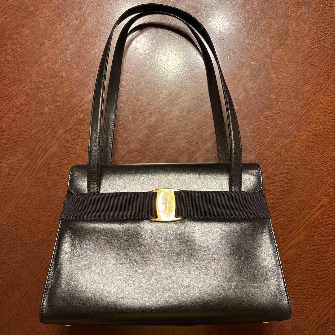 週末セール‼️フェラガモ ヴァラ　ショルダーバッグ　黒　大容量