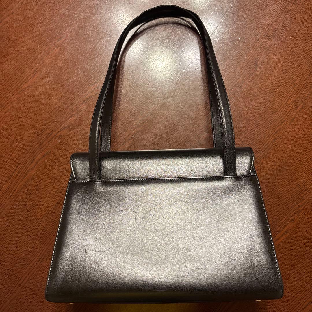 週末セール‼️フェラガモ ヴァラ　ショルダーバッグ　黒　大容量