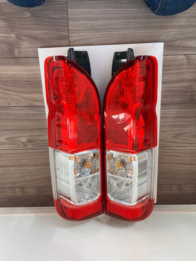 新品 ハイエース200系8型 純正テールランプ左右セット