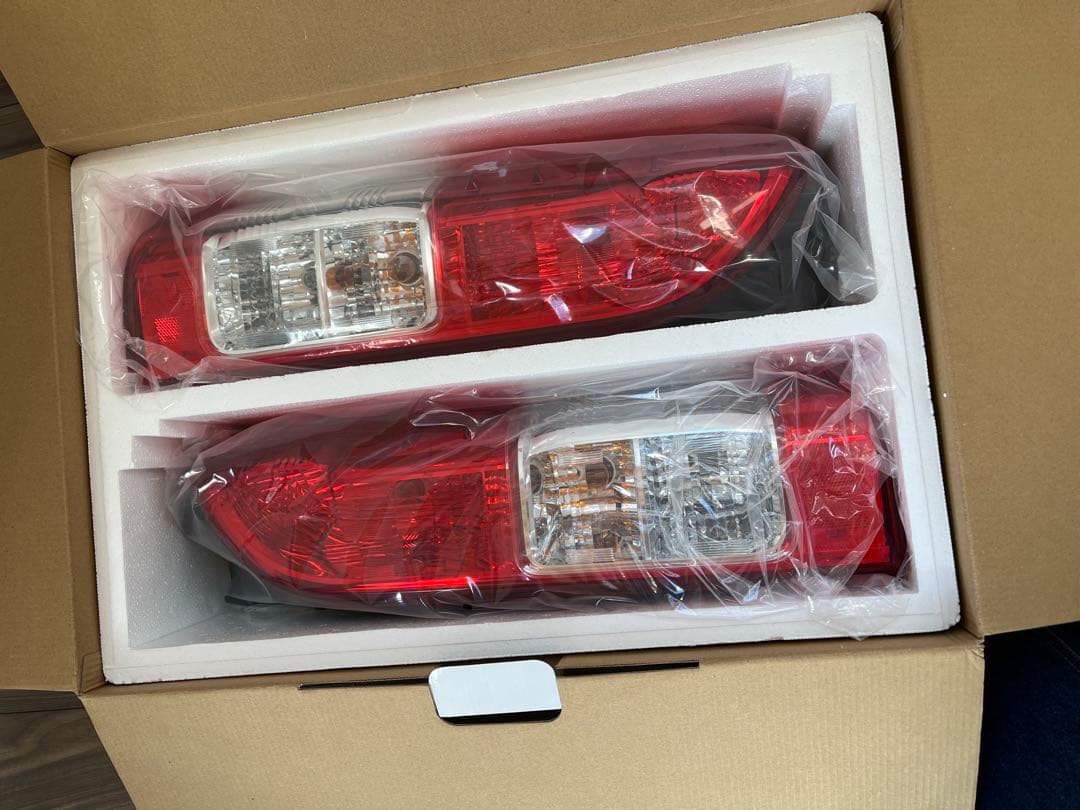 新品 ハイエース200系8型 純正テールランプ左右セット