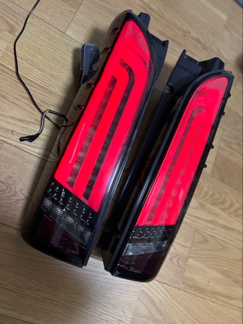 ハイエース　テールランプ　valenti スモーク