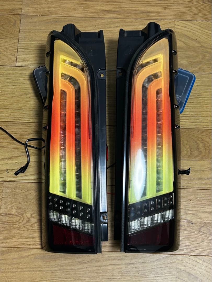 ハイエース　テールランプ　valenti スモーク
