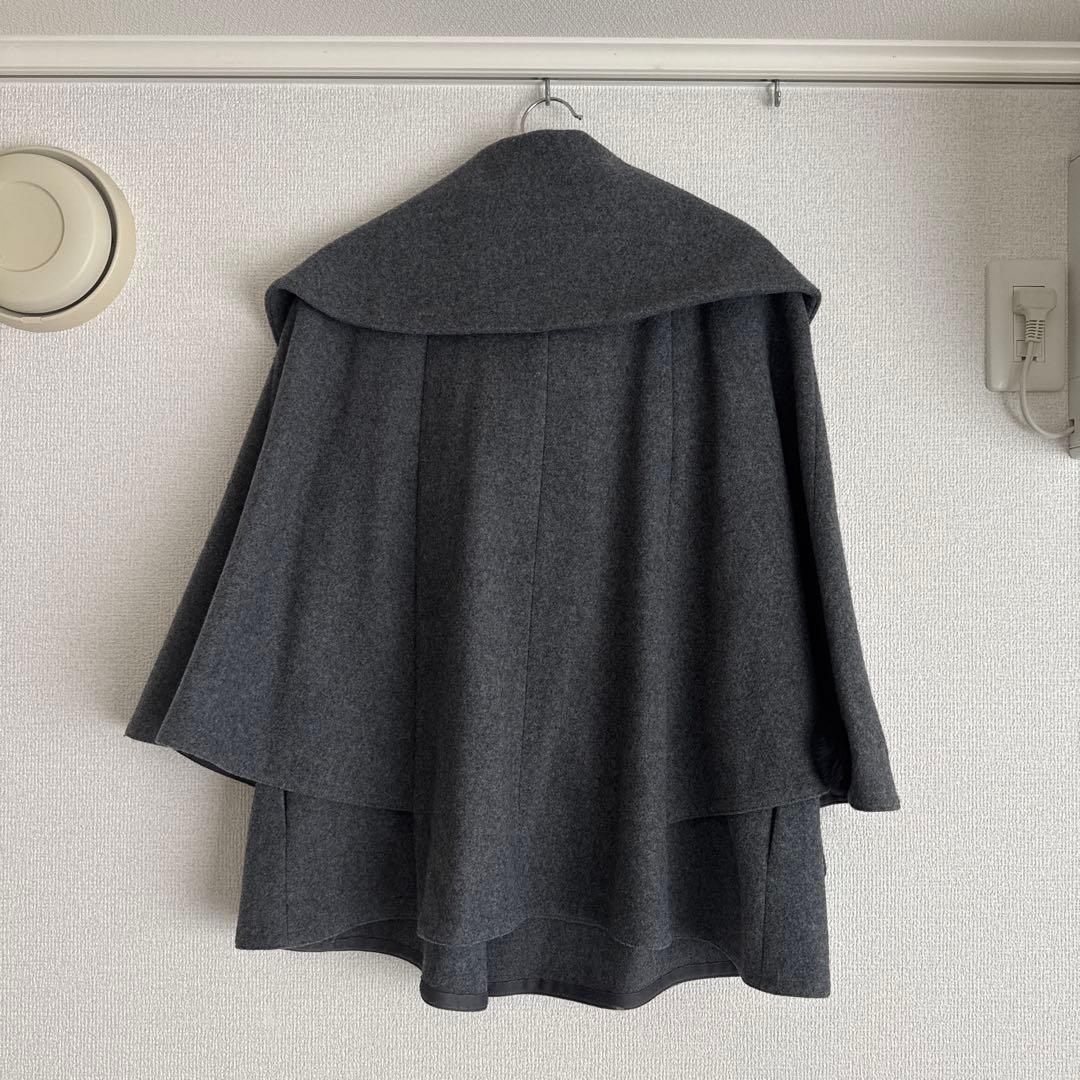 【7riri】To Be CHIC グレー ケープコート 袖口ファー付き