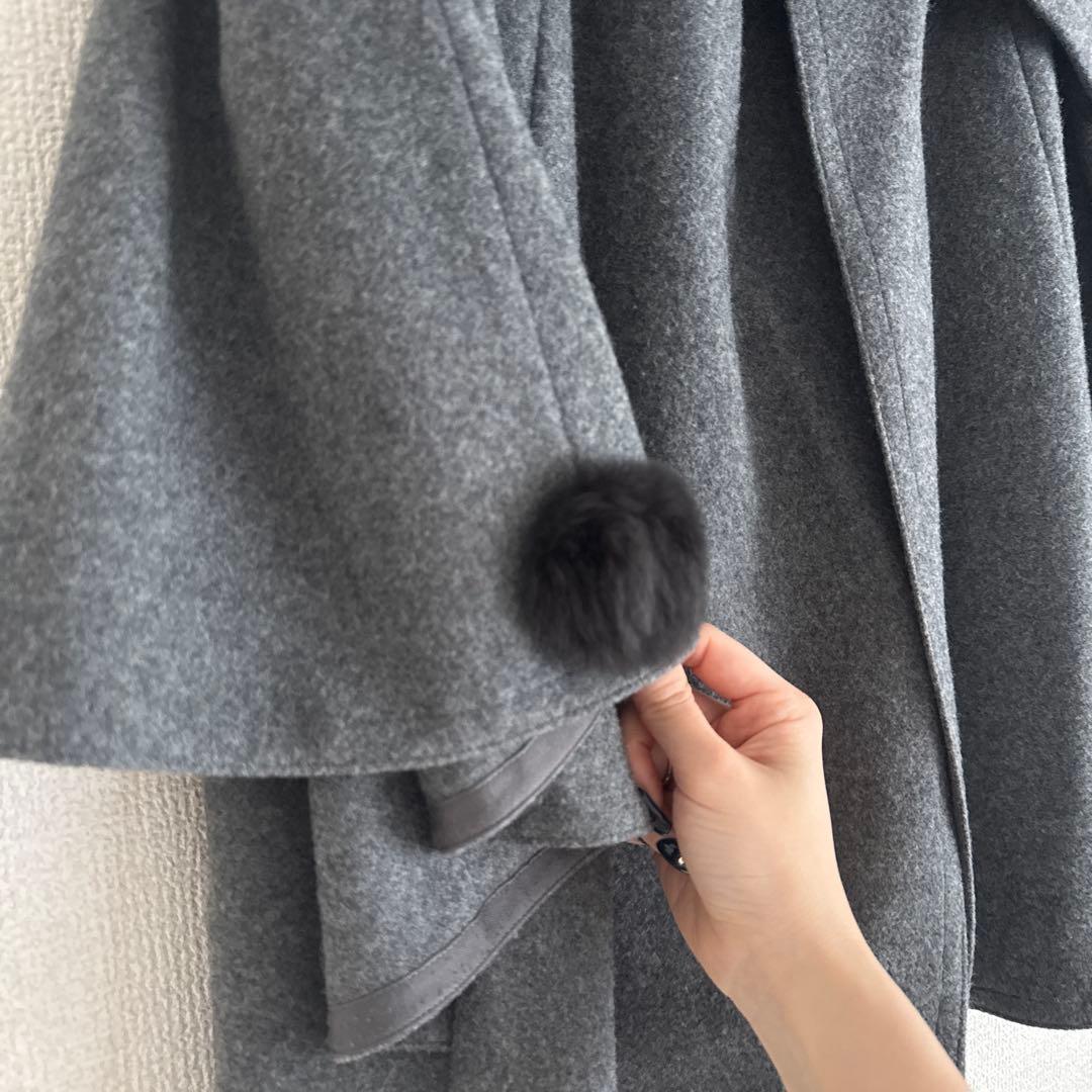 【7riri】To Be CHIC グレー ケープコート 袖口ファー付き