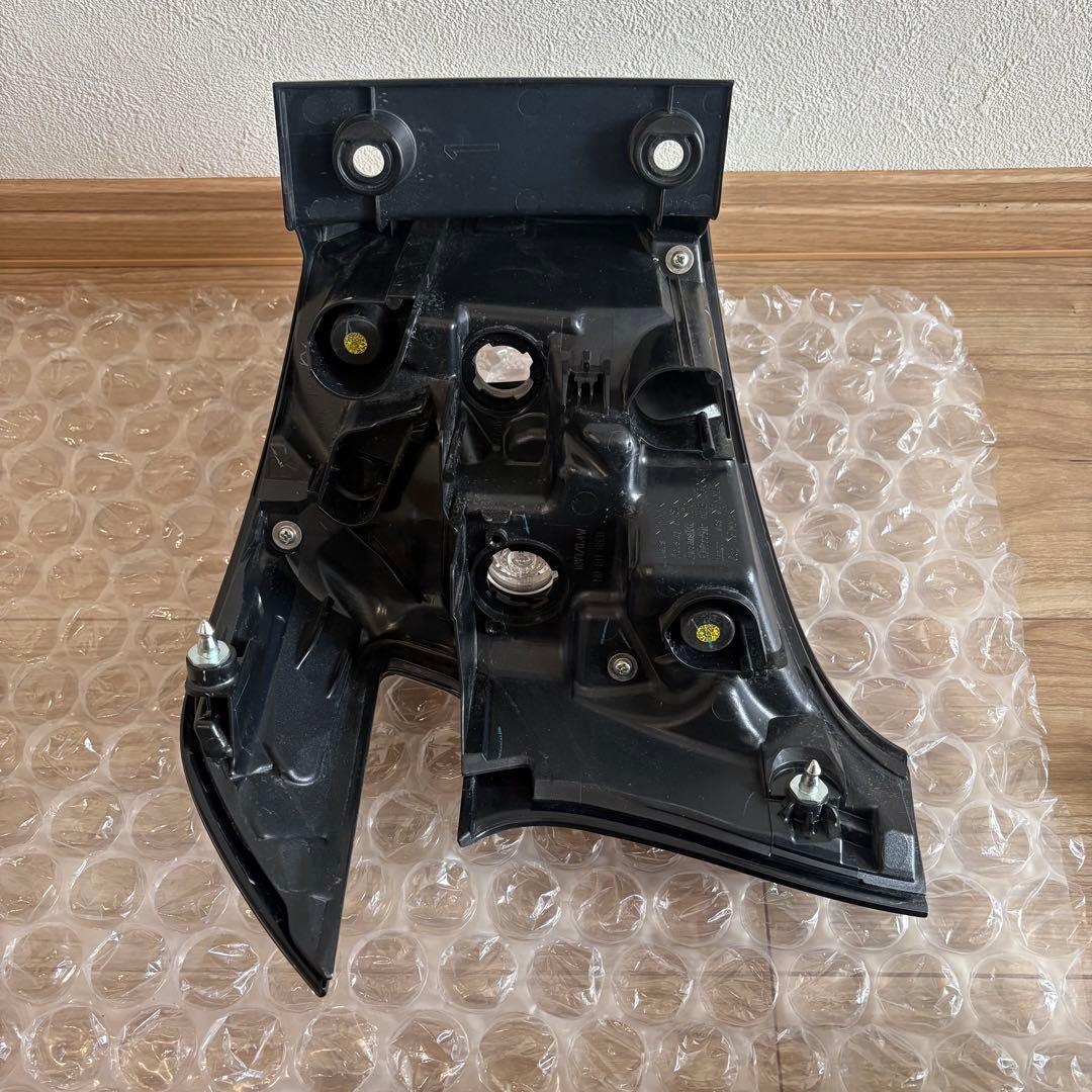 シエンタ　17#系　右外側テールランプ