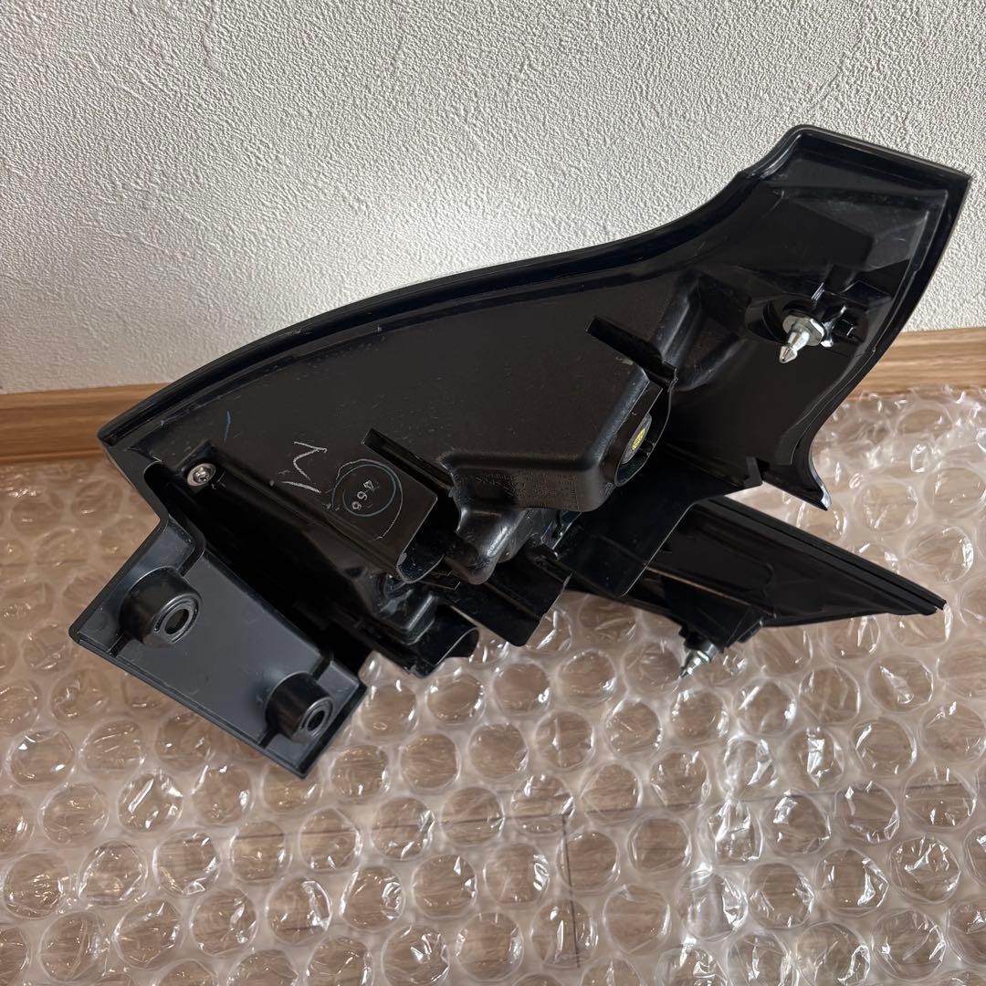 シエンタ　17#系　右外側テールランプ