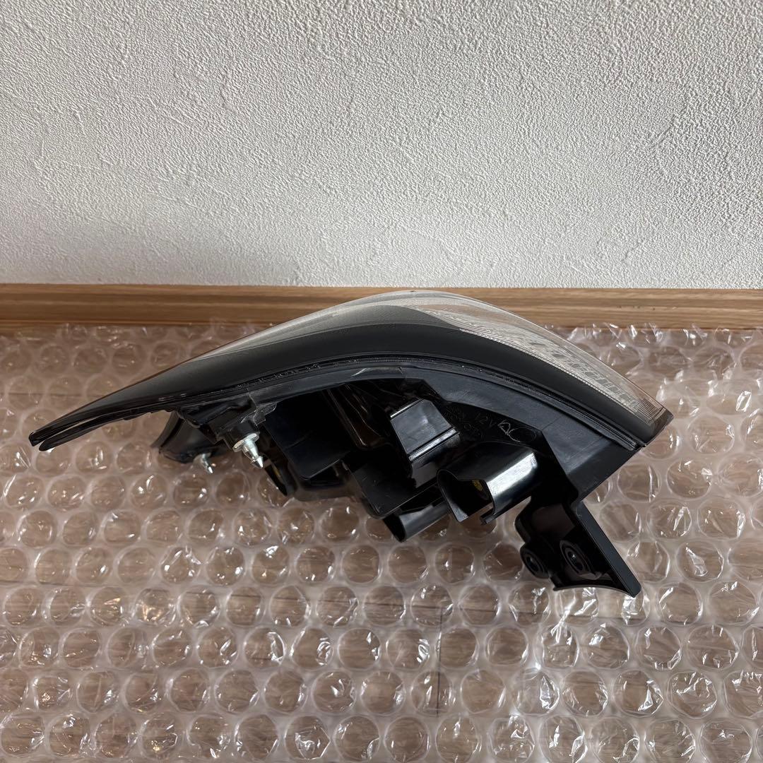 シエンタ　17#系　右外側テールランプ