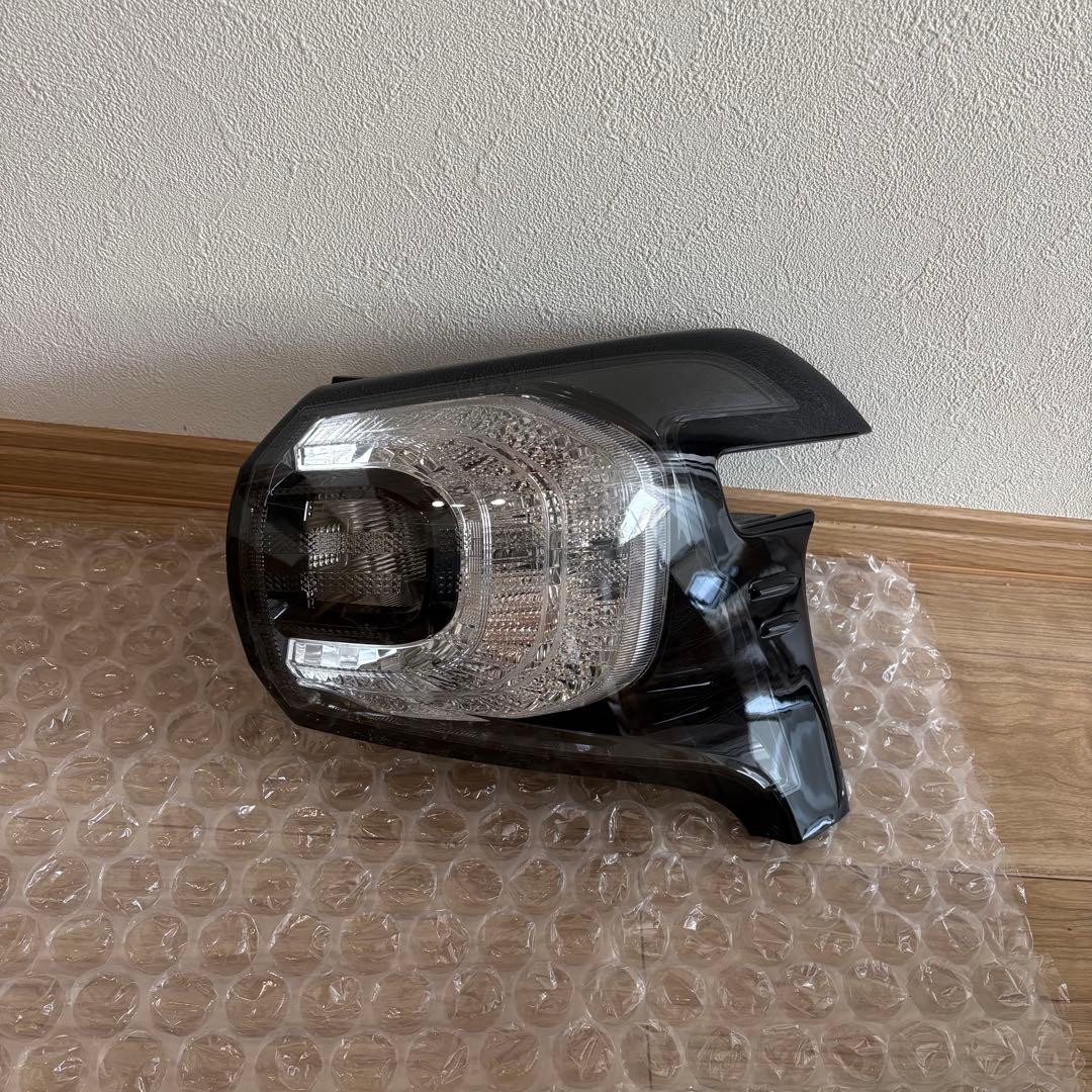 シエンタ　17#系　右外側テールランプ