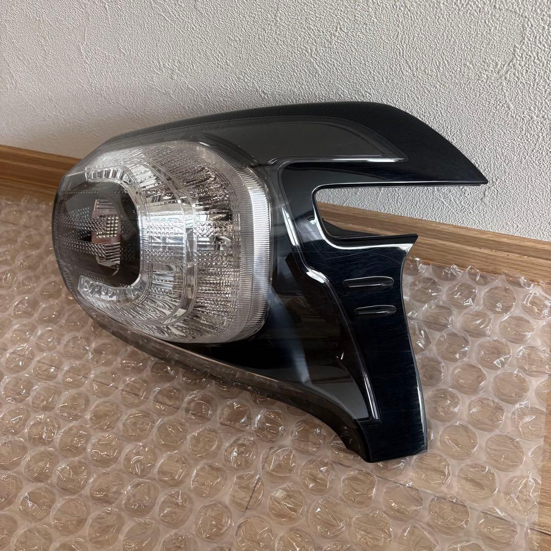 シエンタ　17#系　右外側テールランプ