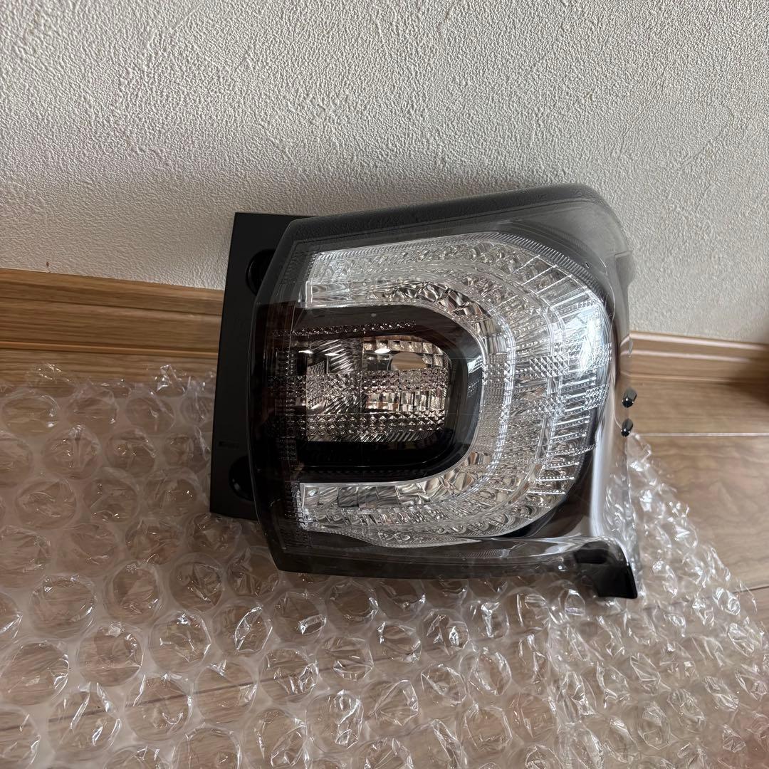 シエンタ　17#系　右外側テールランプ