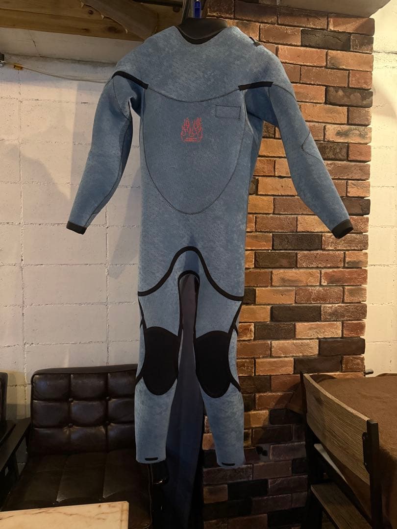 セール中2ヶ月間使用　ONEILL 冬用　セミドライ　ウェットスーツ定価16万円