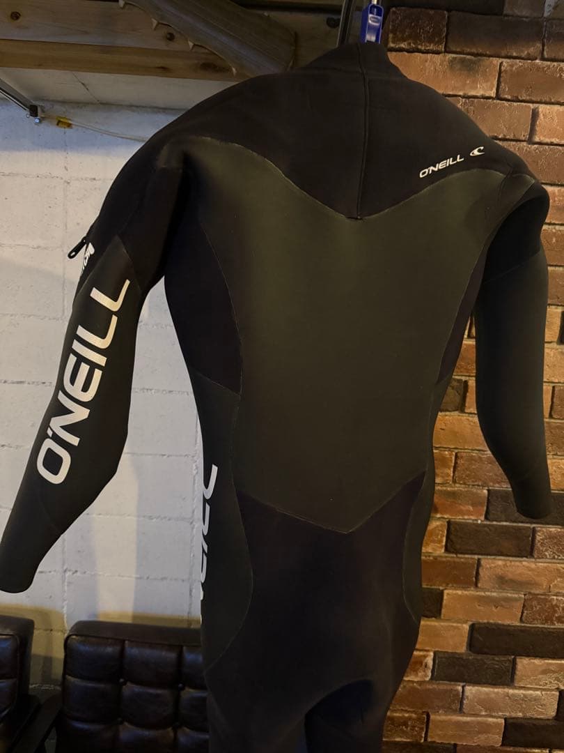 セール中2ヶ月間使用　ONEILL 冬用　セミドライ　ウェットスーツ定価16万円