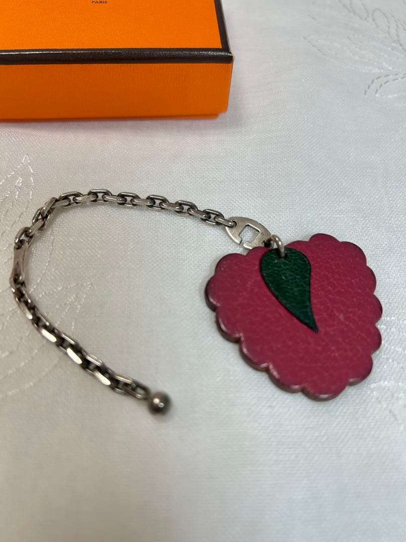 HERMES エルメス　ラズベリーチャーム　キーホルダー