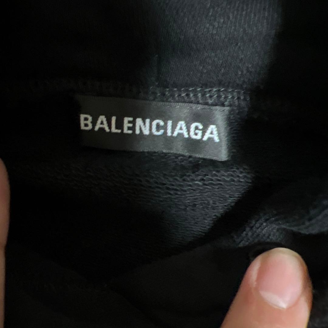 バレンシアガのパーカー年明けセール