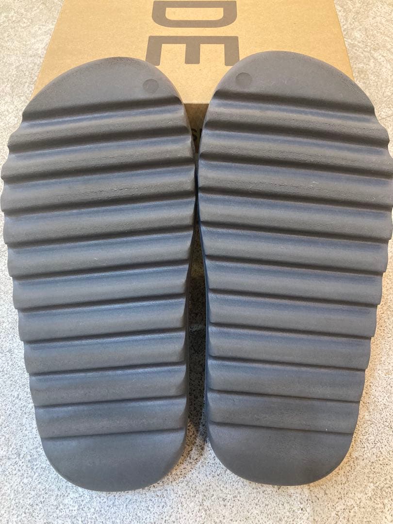 adidas YZY SLIDE スレートグレー