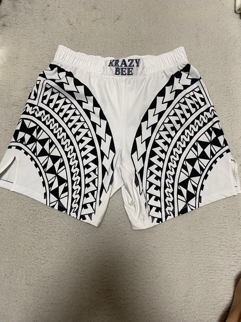 KRAZY BEE ファイトショーツ Mサイズ ホワイト/ブラック