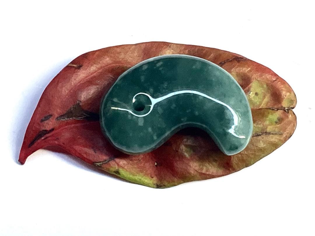 ✳premiumシリーズ幸運の糸魚川翡翠翡翠 美麗 勾玉　再結晶線入り御守りに‼️