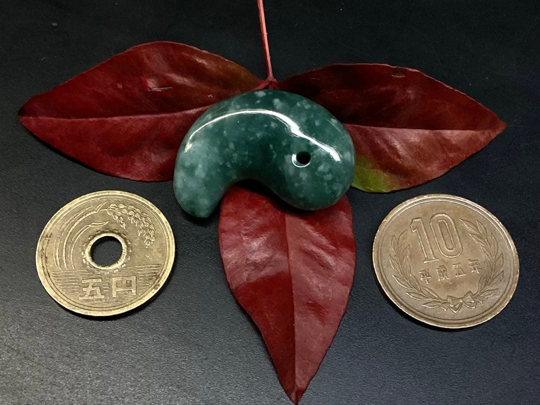 ✳premiumシリーズ幸運の糸魚川翡翠翡翠 美麗 勾玉　再結晶線入り御守りに‼️