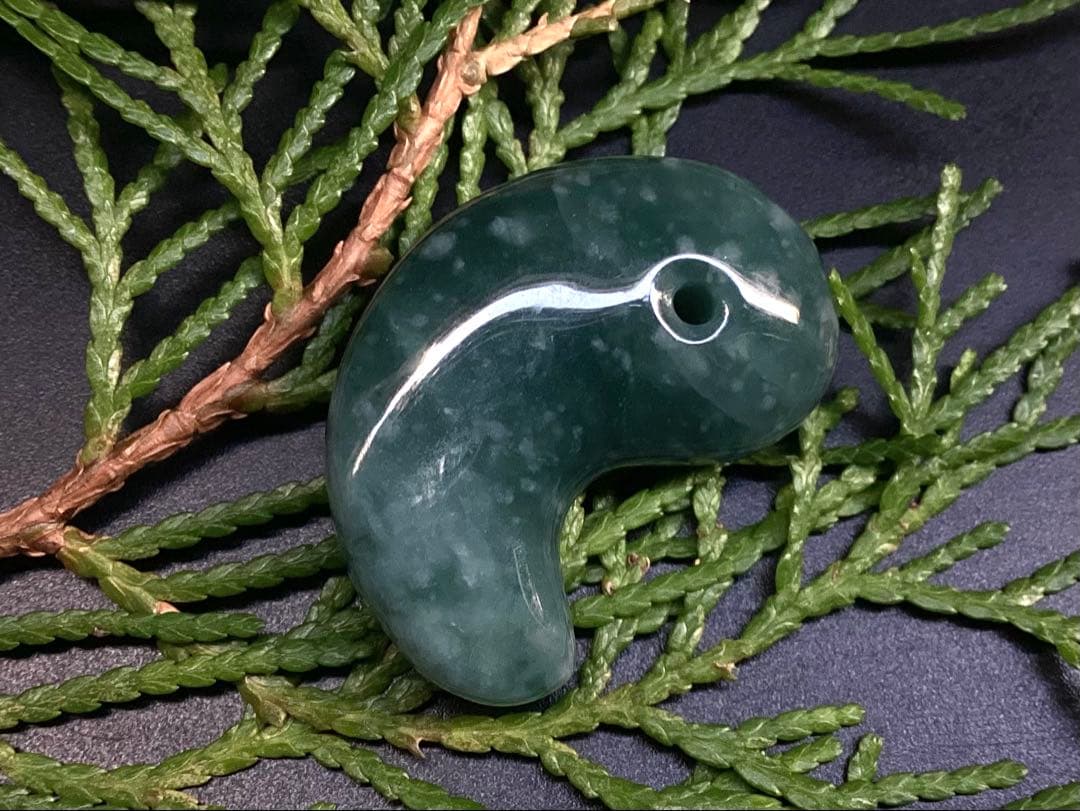 ✳premiumシリーズ幸運の糸魚川翡翠翡翠 美麗 勾玉　再結晶線入り御守りに‼️