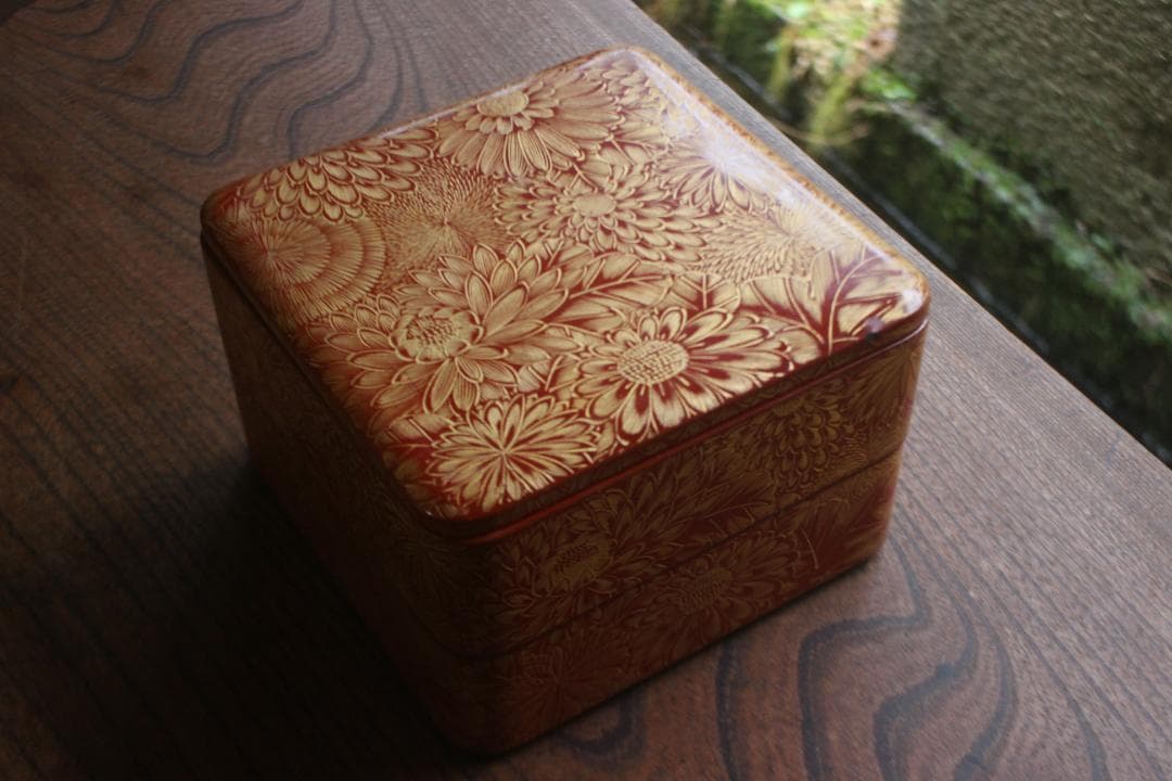 小傷あり！上質朱漆に極上菊詰沈金の映える輪島塗二段重（検重箱お重