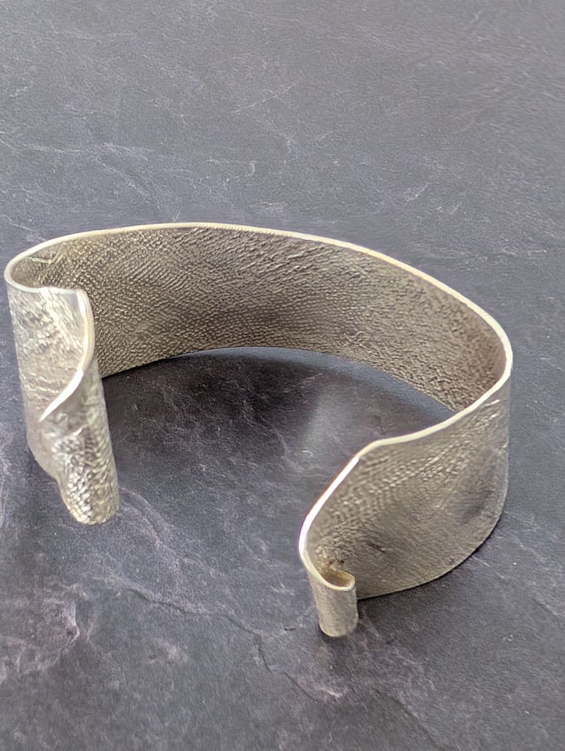 純銀　バングル　ブレスレット　彫金　シルバー製　美品