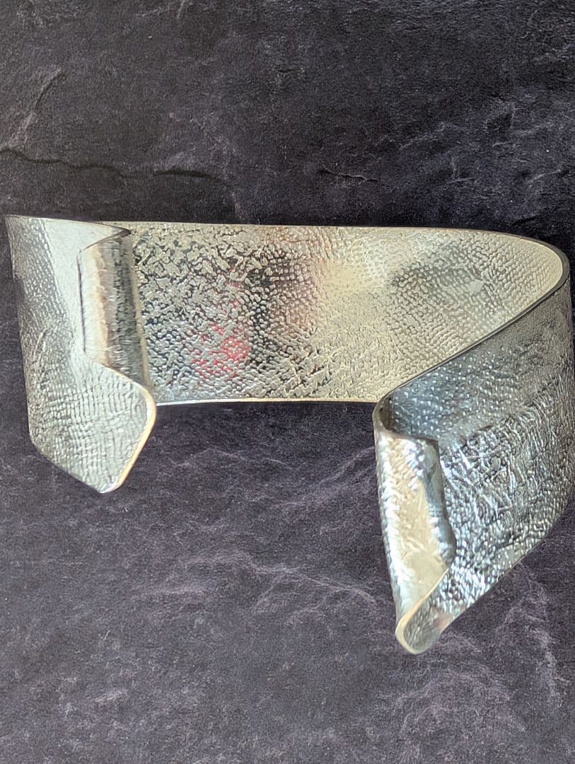 純銀　バングル　ブレスレット　彫金　シルバー製　美品