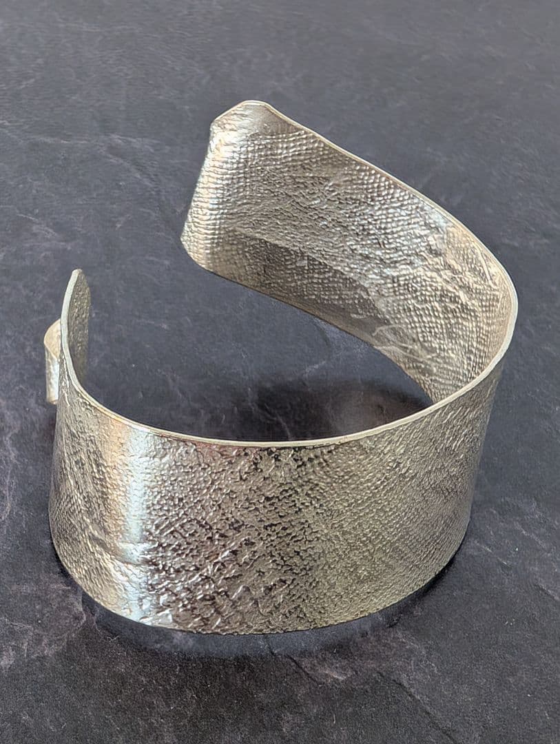 純銀　バングル　ブレスレット　彫金　シルバー製　美品