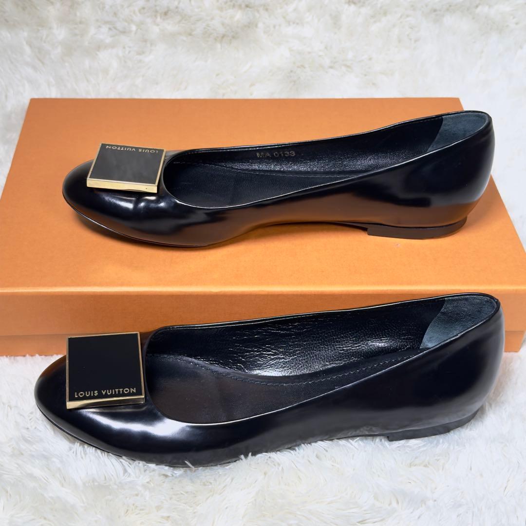 【美品】ルイヴィトン36フラットシューズ パンプス ロゴプレート 黒 金