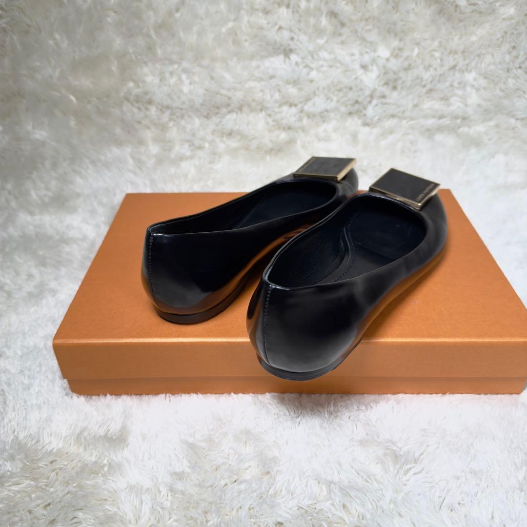 【美品】ルイヴィトン36フラットシューズ パンプス ロゴプレート 黒 金