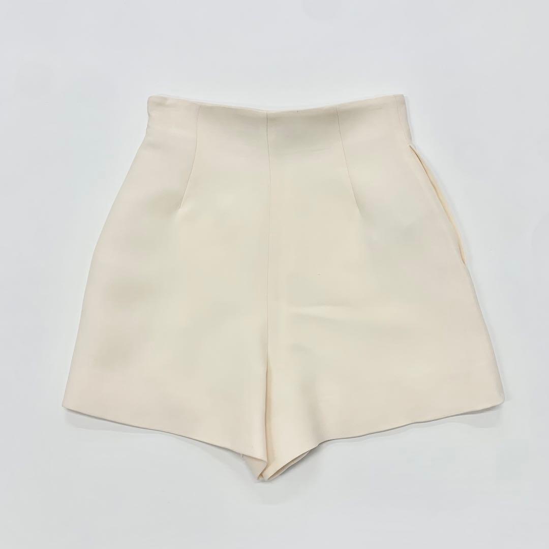 ヴァレンティノ ショートパンツ V金具 ロゴチェーン アイボリー