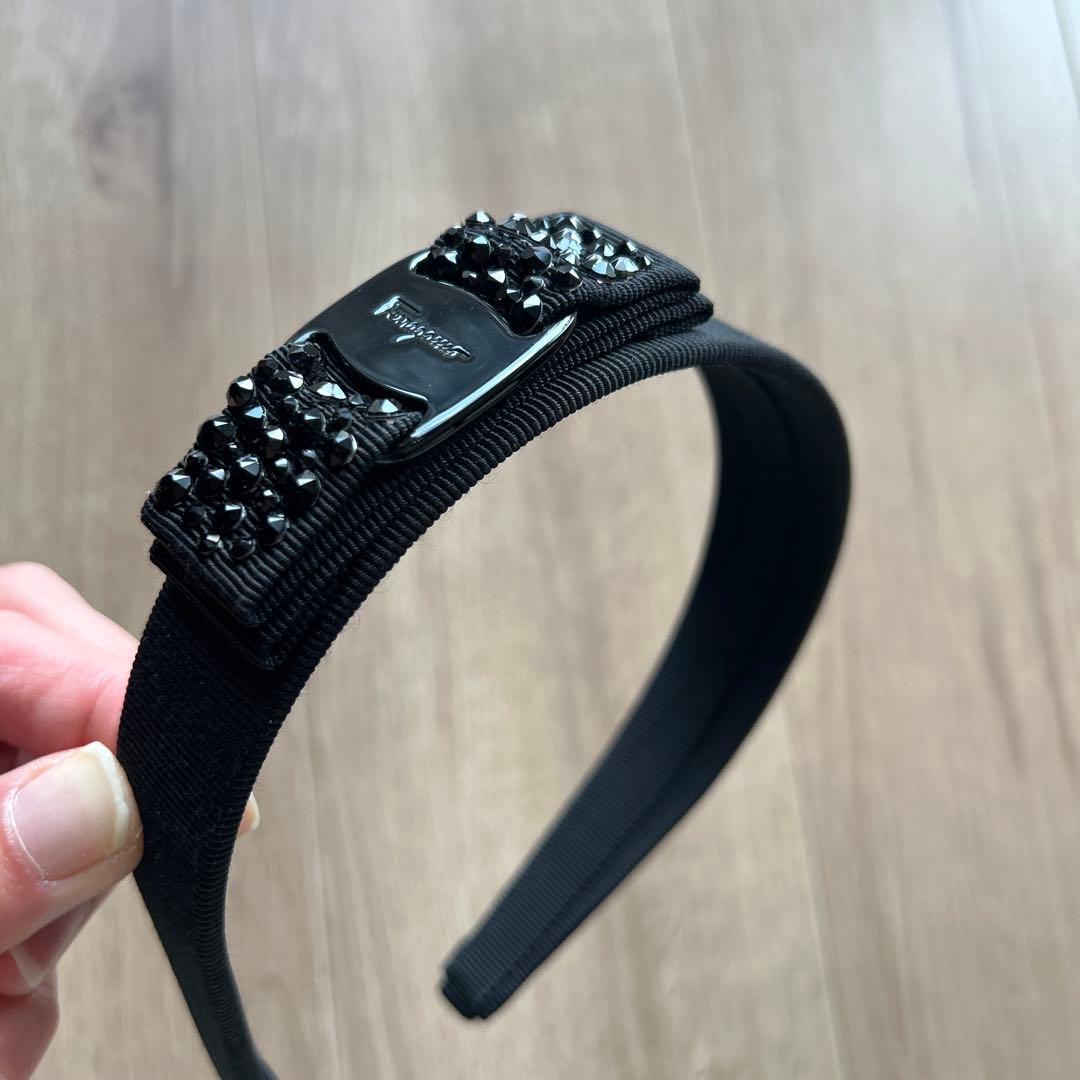 フェラガモ　カチューシャ　ビジュー付きヴァラ