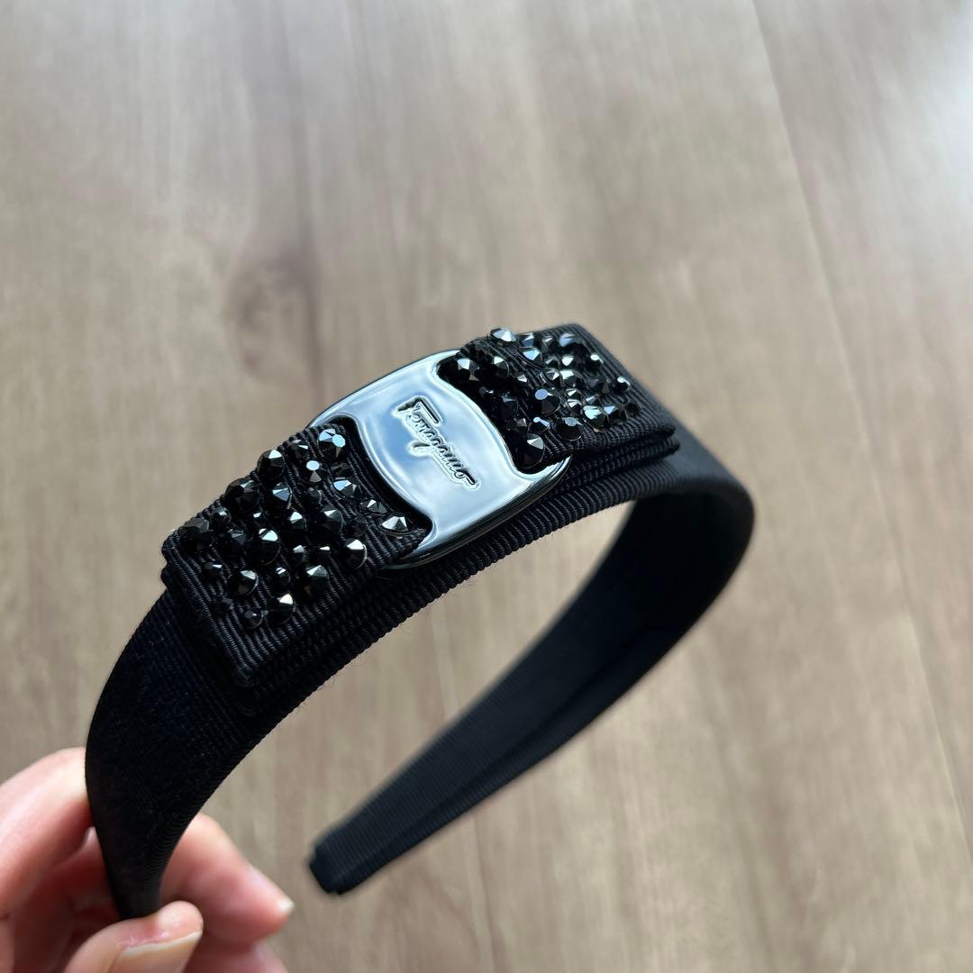 フェラガモ　カチューシャ　ビジュー付きヴァラ