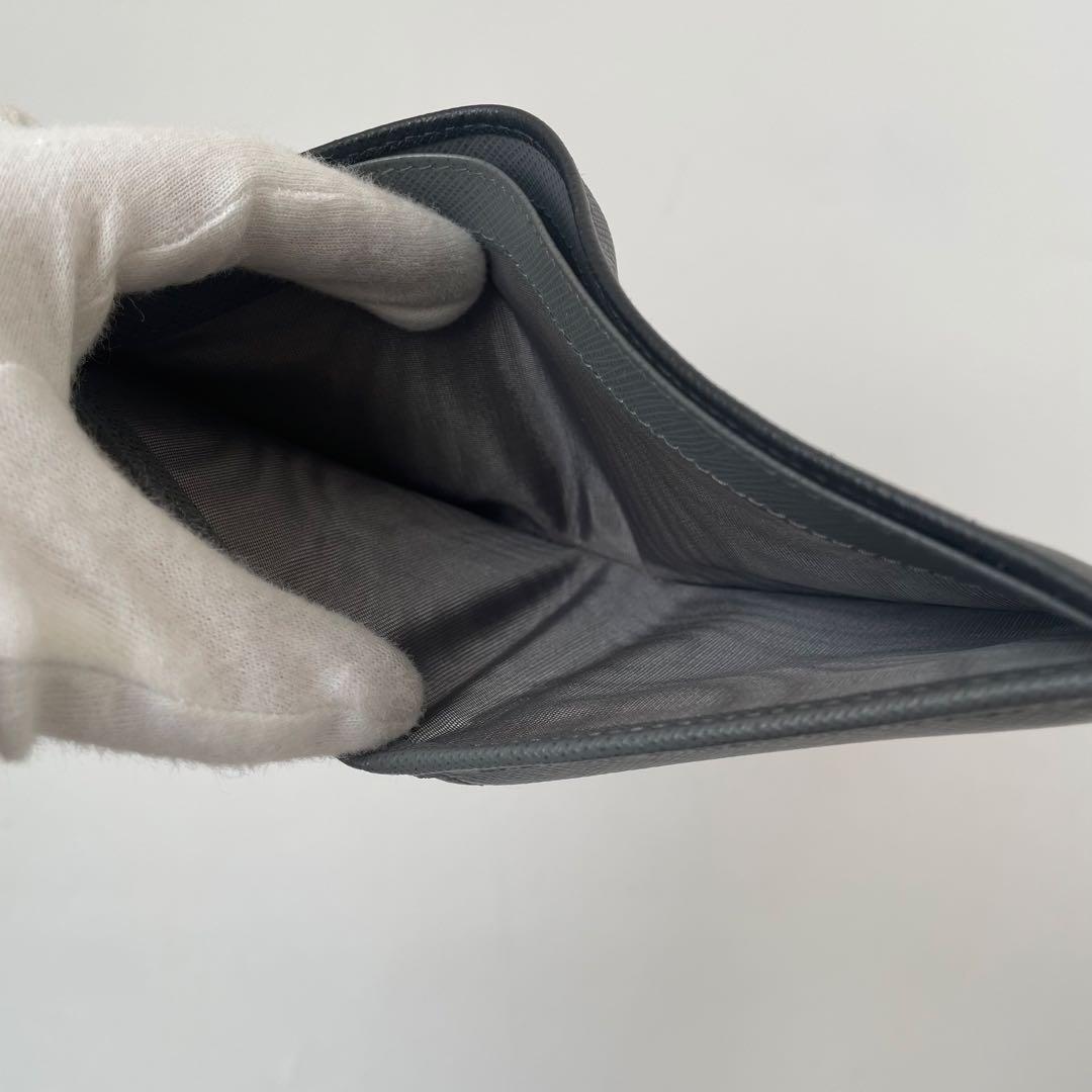 【極美品】プラダ 二つ折り財布 サフィアーノ バイカラー 黒グレー 2MO738