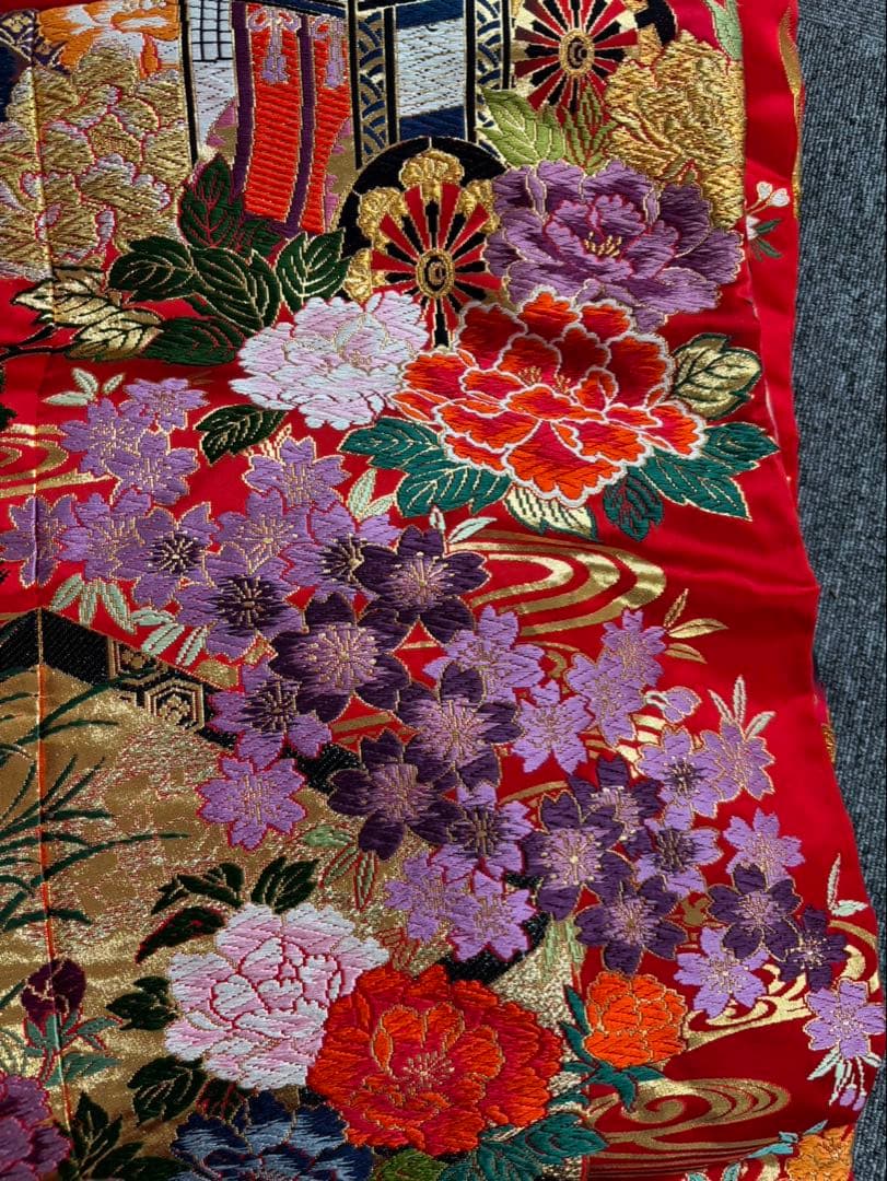 豪華な赤地の振袖 着物