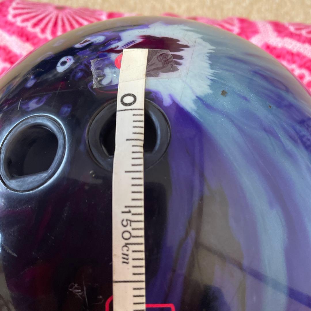 ボウリングボール 紫と黒 6.５キロ(14ポンド)月３０ゲーム半年程使用