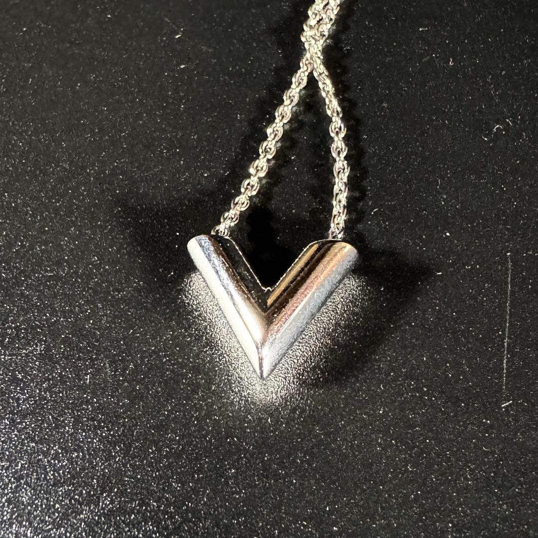 [美品] VUITTON ルイヴィトン エッセンシャルＶネックレス　シルバー