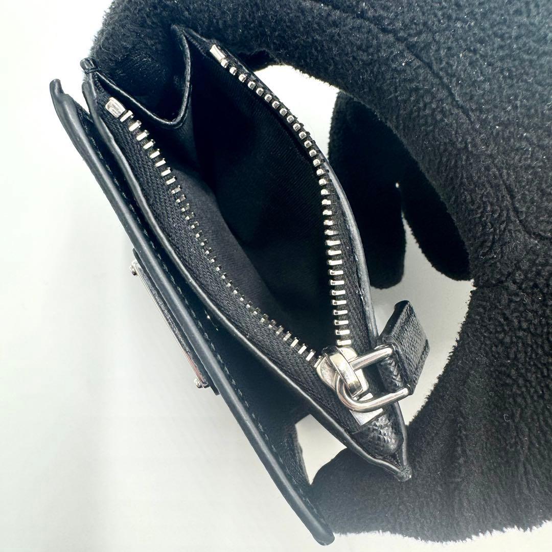 【未使用品級✨】プラダ サフィアーノ 二つ折り財布 ロゴプレート 2ML049