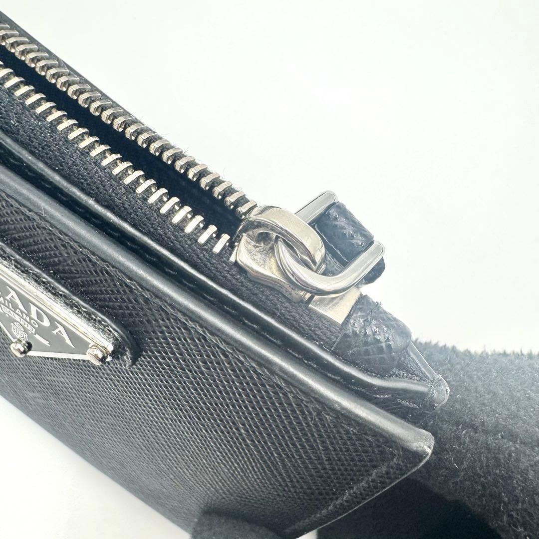 【未使用品級✨】プラダ サフィアーノ 二つ折り財布 ロゴプレート 2ML049