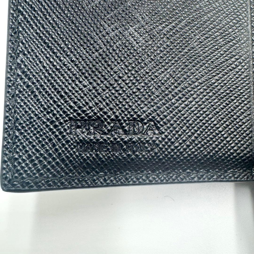 【未使用品級✨】プラダ サフィアーノ 二つ折り財布 ロゴプレート 2ML049