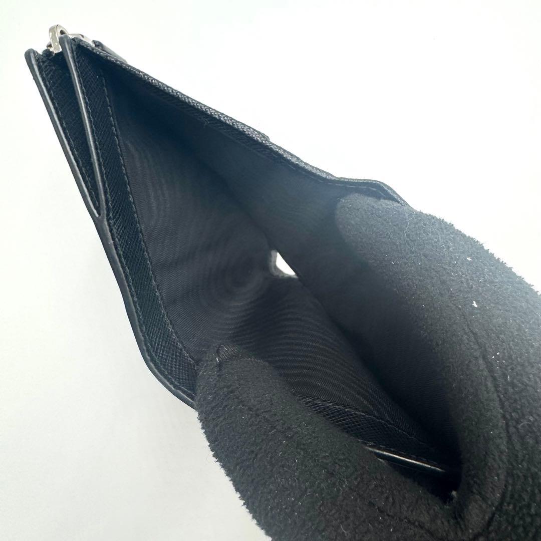 【未使用品級✨】プラダ サフィアーノ 二つ折り財布 ロゴプレート 2ML049