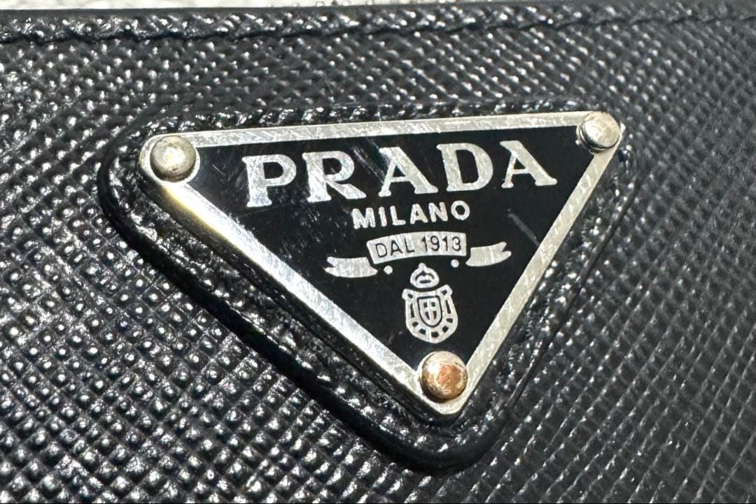 【未使用品級✨】プラダ サフィアーノ 二つ折り財布 ロゴプレート 2ML049