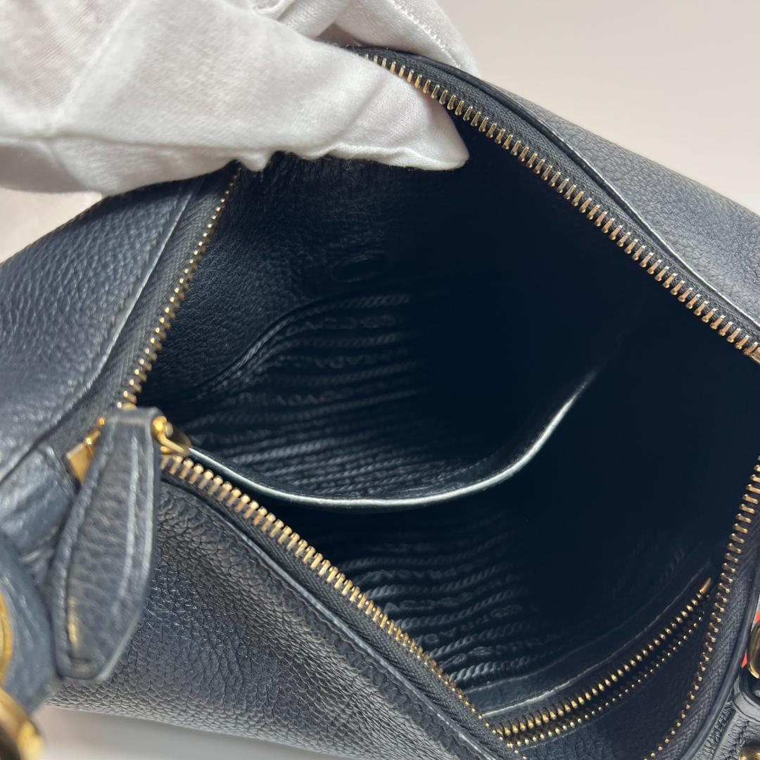 プラダ ショルダーバッグ ブラック 本革 1BC052 MBZ034