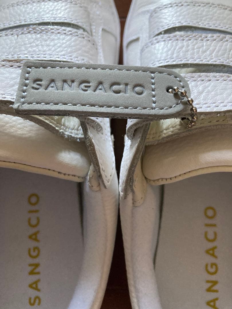 SANGACIO　OFF COAT　にゅ　スニーカー　サイズ24.5cm