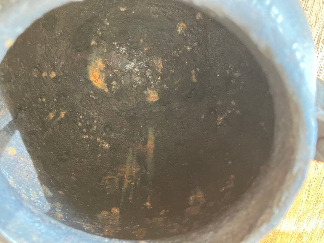 漢字彫刻の丸形鉄瓶