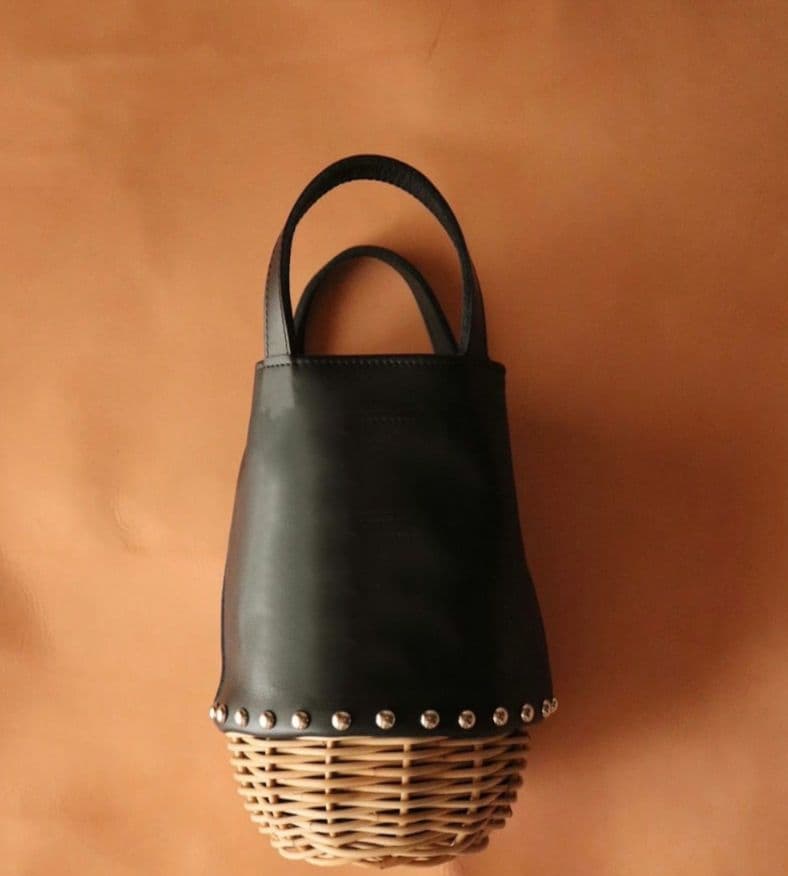 美品 ribbon b レザー 籐 スタッズかごバッグ warang wayan