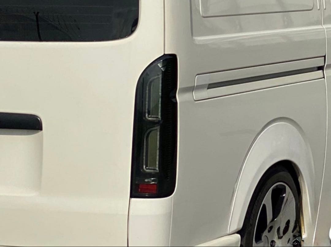 トヨタハイエースLEDテールライトコプラス製PLATINAMLEDテールランプ